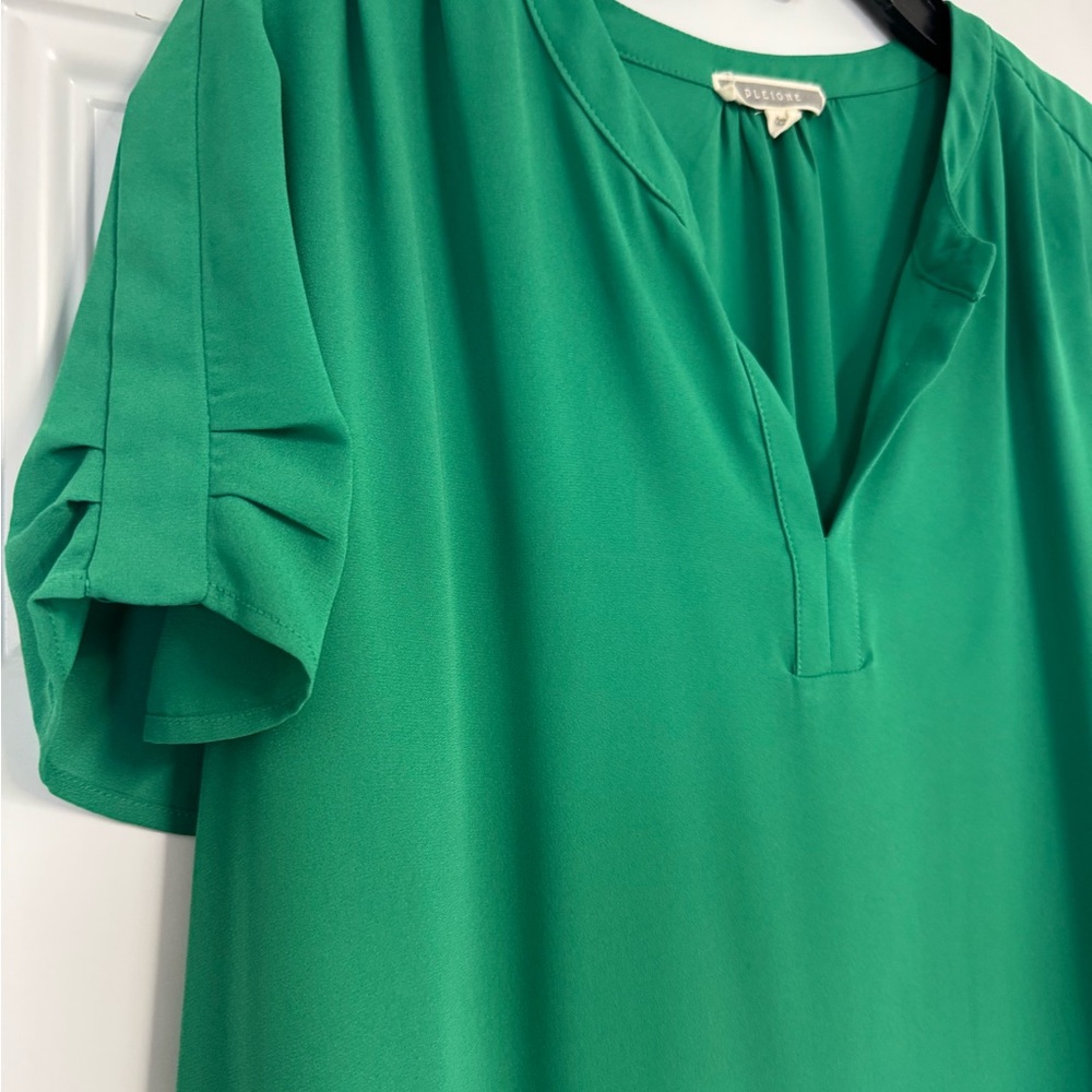 Green V-Neck Short sleeve Blouse Detail accent on sleeves Size Medium Pleione